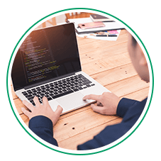 PCを使ってる男性